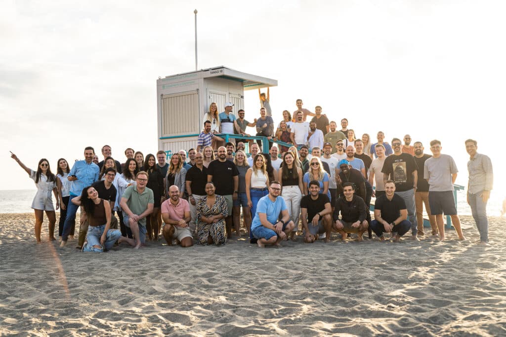 Publitas team groepsfoto op het strand. Over ons 2024.